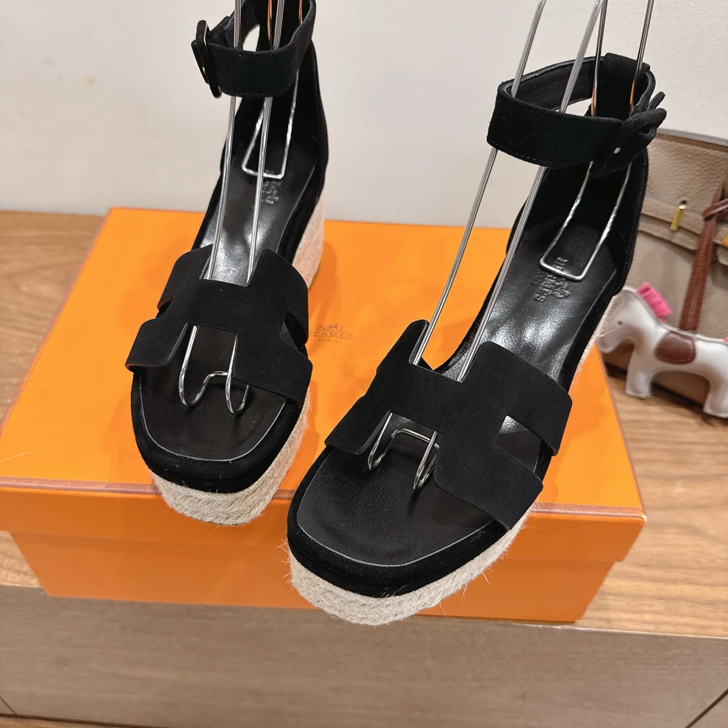 👟👟Ex-factory price 720👟👟 Hermes... a Eclair 2025 new color + popular series, the version is super positive, with a certain thickness, which makes the legs longer! Breathable, comfortable calfskin, spring and summer color matching, this item is both beautiful and comfortable! Channel supply code size: 35-39 can be ordered as 40.41 with airplane box ➕20